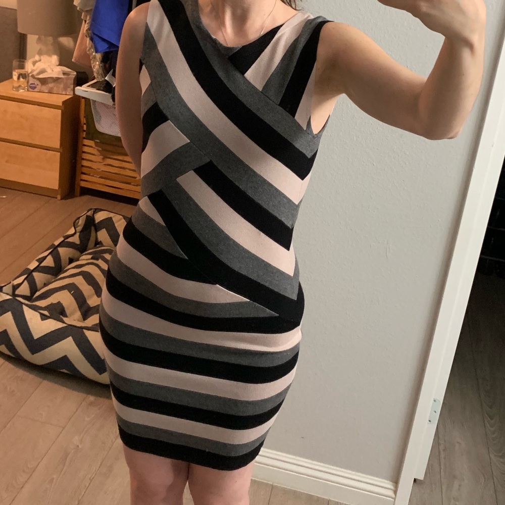 Casual fitted dress in black, grey and pink